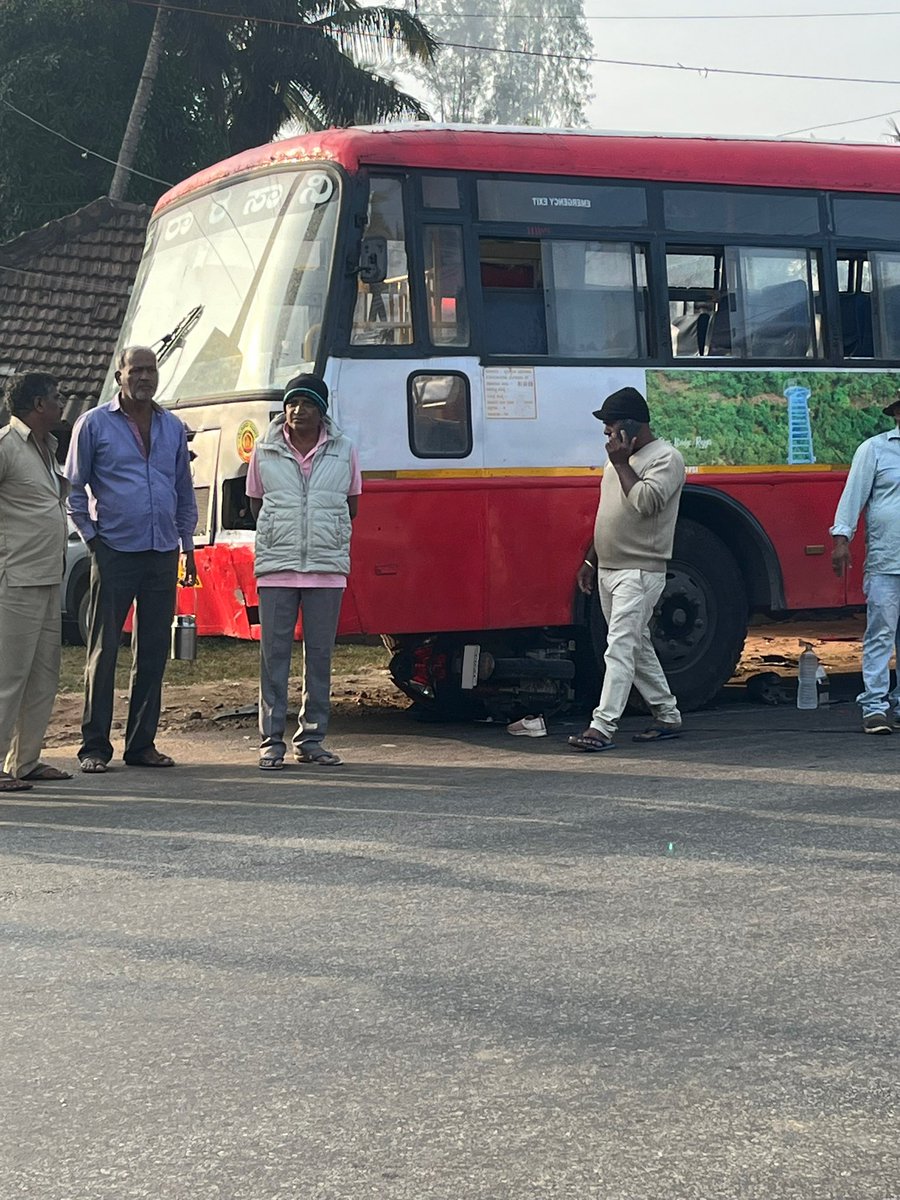pradyothbg's tweet photo. @112Kodagu @KodaguDC @mepratap @GowdaMantar tragic incident occurred B/w bus &amp; scootr with  2possible fatalities. The bus dragged scooter for 10mtrs, &amp; currently 2ppl been takn to kslngr hsptl.

Shame on district administration @112Kodagu @KodaguSp  @GowdaMantar @mepratap @tv9kannada @PublicTvKannada @ShakthiDaily https://t.co/EqY67RhMNT