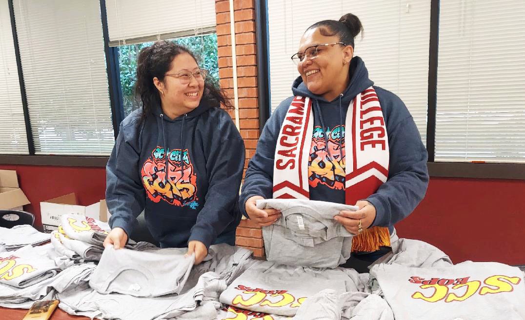 saccityexpress's tweet photo. Photo of the day: EOPS reaches out to students with free attire and educational supplies 📚

📸 Ellie Appleby

Check it out here: https://t.co/tcRQ1Gv0FQ

#photooftheday #multimedia #photography #citycollege #citycollegepanthers #sacramentocitycollege #January2024 https://t.co/weswFbjXhn