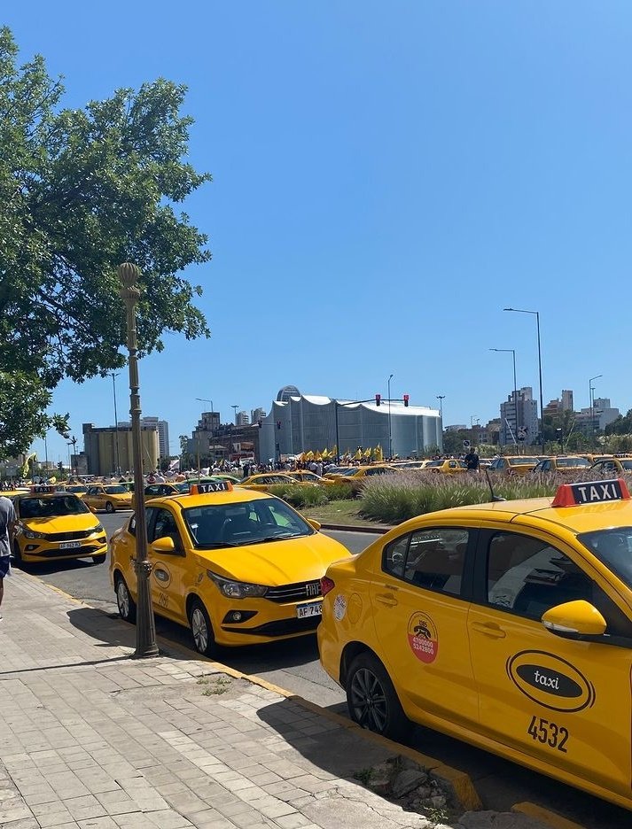 LLPrimeroCBA's tweet photo. Desde La Libertad Primero, entendemos pero no acompañamos el reclamo de taxistas y remiseros. Los chóferes de @Uber_ARG y @cabify_arg  también son trabajadores.
Pregonamos la igualdad de condiciones y la libre competencia entre las partes, siendo los consumidores los que elijan. https://t.co/X9L4nQqyB2