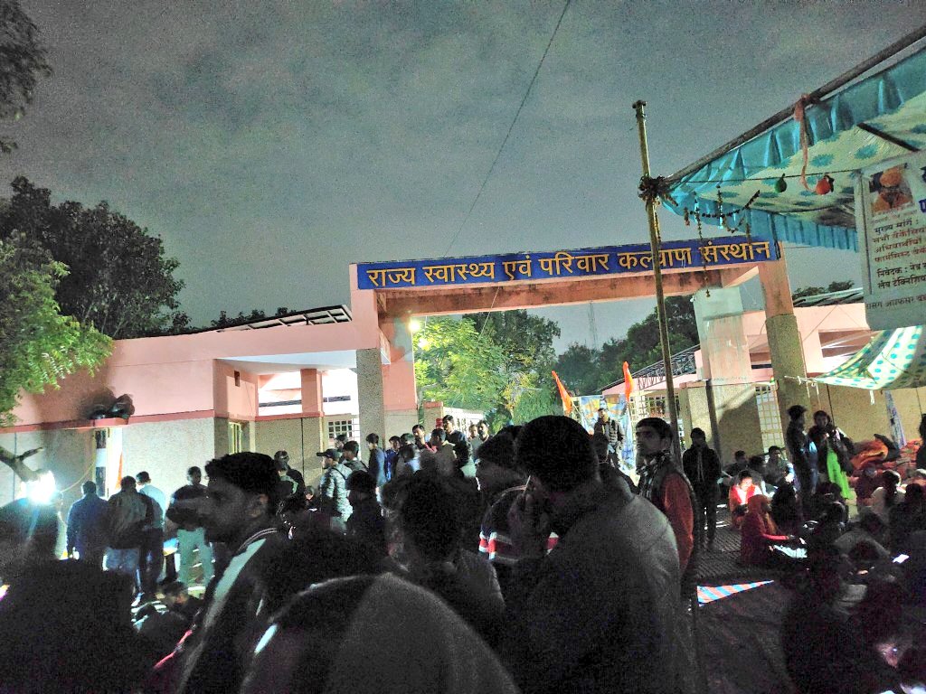 Mr_Dadarwal5293's tweet photo. अभ्यर्थीयो का आज 13 वा दिन
#SHIFW के बाहर धरने पर, चिकित्सा विभाग कब जारी करेगा नियुक्ति पत्र ? 
राजस्थान सरकार.!!
#नर्सिंग_एवं_पैरामेडिकल_को_नियुक्ति_दो 
#फार्मासिस्ट_भर्ती_पूरी_करो
@BhajanlalBjp  @narendramodi 
@GajendraKhimsar @BJP4Rajasthan @DrKirodilalBJP @KRMEENA47342641 https://t.co/mhVLh4YRjQ