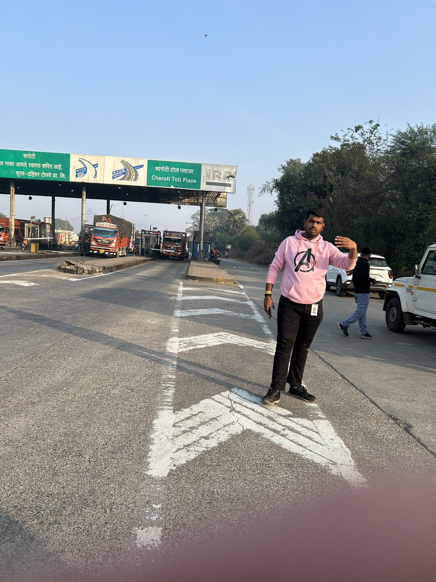 ranjit3m's tweet photo. @NHAI_Official extremely bad toll jam at Charoti toll , near Maharashtra gujrat border and total Dadagiri by employees of IRB. https://t.co/pqwGAMOmaU