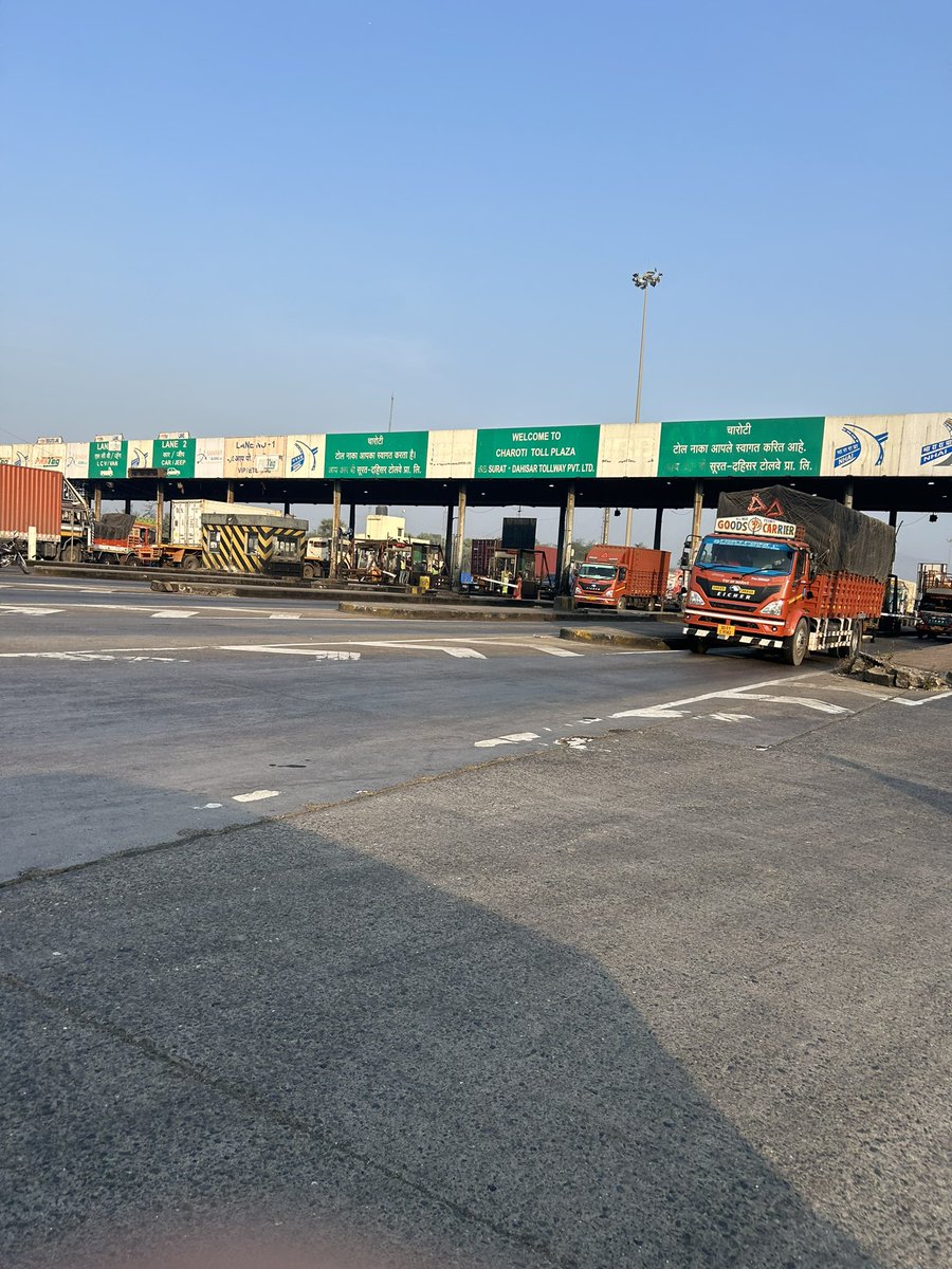 ranjit3m's tweet photo. @NHAI_Official extremely bad toll jam at Charoti toll , near Maharashtra gujrat border and total Dadagiri by employees of IRB. https://t.co/pqwGAMOmaU