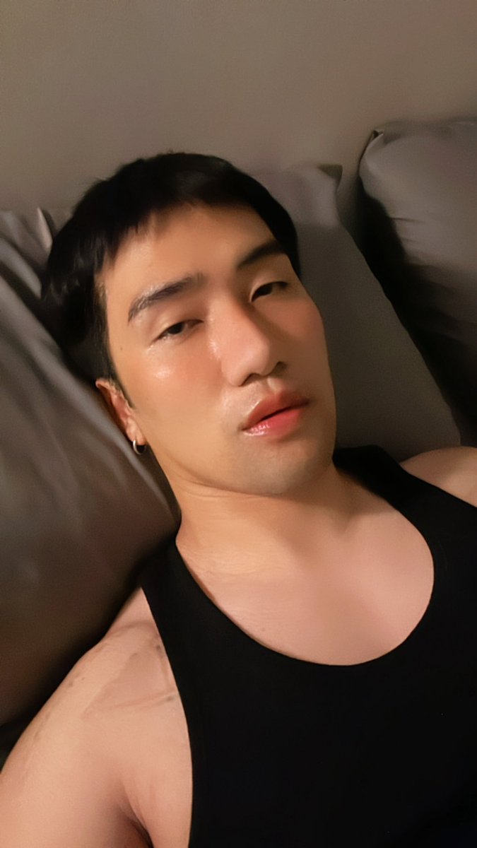 Alta_thiti's tweet photo. ก่อนนอนใช้ออยหมดไป 1 ขวด https://t.co/FOMtoiSmJn