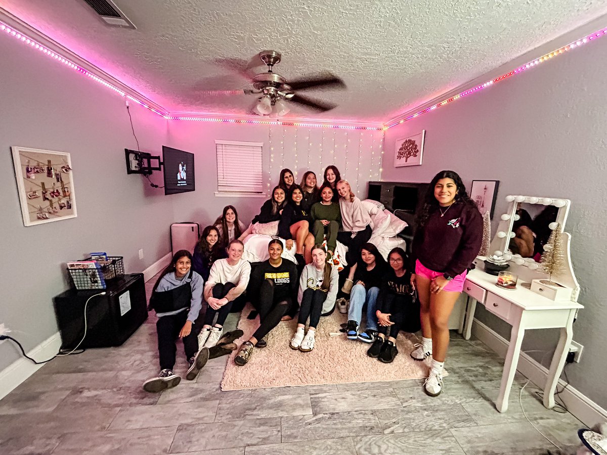 Team Dinner bonding before taking on PNG tomorrow 💛