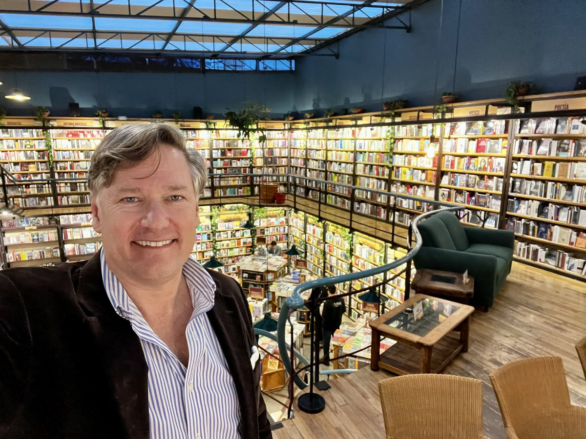 ChrisLandauUSA's tweet photo. No piensen que esta vez iba a pasar por la CDMX sin conocer la Cafebrería @El_Pendulo. Pasé un rato muy agradable esta tarde en la sucursal de Polanco. Puedo constatar que merece su puesto entre las librerías más encantadoras del mundo. Las librerías son como las iglesias: puedes entrar a una en cualquier parte del mundo y te sientes en casa.
