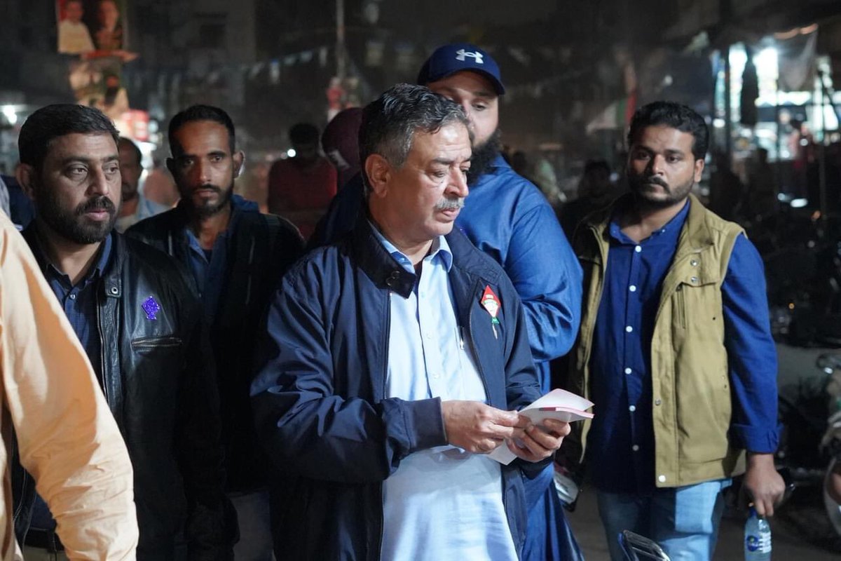 Farrukhahmed_'s tweet image. این اے 240 کے نامزد امیدوار ارشد وہرہ نے یو سی 19 دھنہ چال کمپاونڈ کا دورہ کیا, اور عوام سے ان کے مسائل پر بات کی. 

#politics #middleclasslife #MiddleClassStruggles #Kharadar #Lyari #ranchorline #ArshadVohra #NA240

#KarachiKaFaislaMQMP #Election2024 #VoteForKite #MQMPakistan