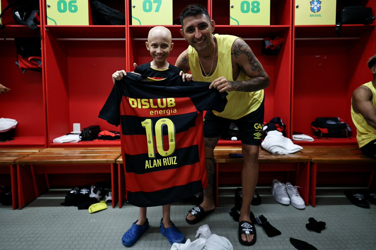 sportrecife's tweet photo. Depois da vitória, recebemos Julynho no nosso vestiário. O rubro-negrinho está passando por tratamento e foi muito pé quente! ♥️ https://t.co/DDDTNCmYMw