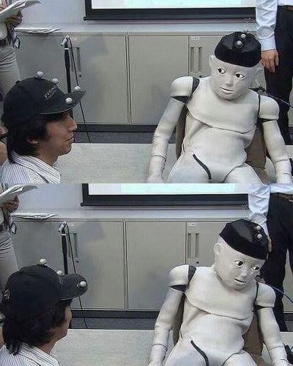 아빠한테 안겨있는 애기 손님이 너무 귀여워서 아빠 몰래 손인사했는데 애기가 인사해준다고 들고있던 물통을 놔버려서 바닥에 떨굼...치졸한 어른은 당황한 나머지 2초정도 외면했음 미안하다 애기야