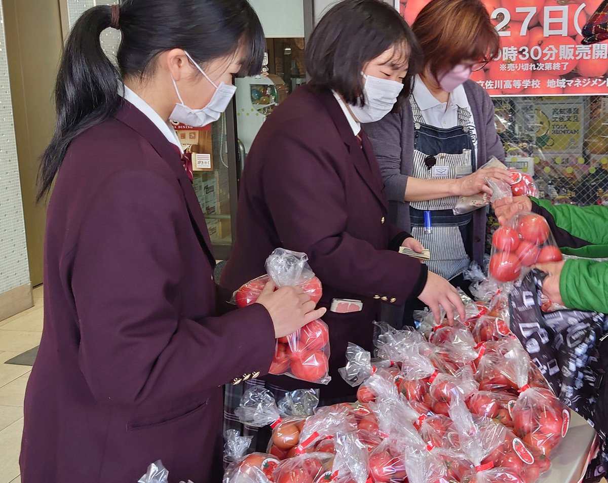 marugotokochi's tweet photo. 【高知の女子高生がトマトの店頭販売】

1/27（土）に高知県佐川高校の「さくらガールズ」さんが、佐川町自慢のフルーツトマト「たろうトマト」の試食・販売を行い���した。

トマトは酸味も少なくやさしい爽やかな甘さ。盛況でした！

#たろうトマト #佐川高校 #さくらガールズ #まるごと高知 https://t.co/LAgwMUjh0O