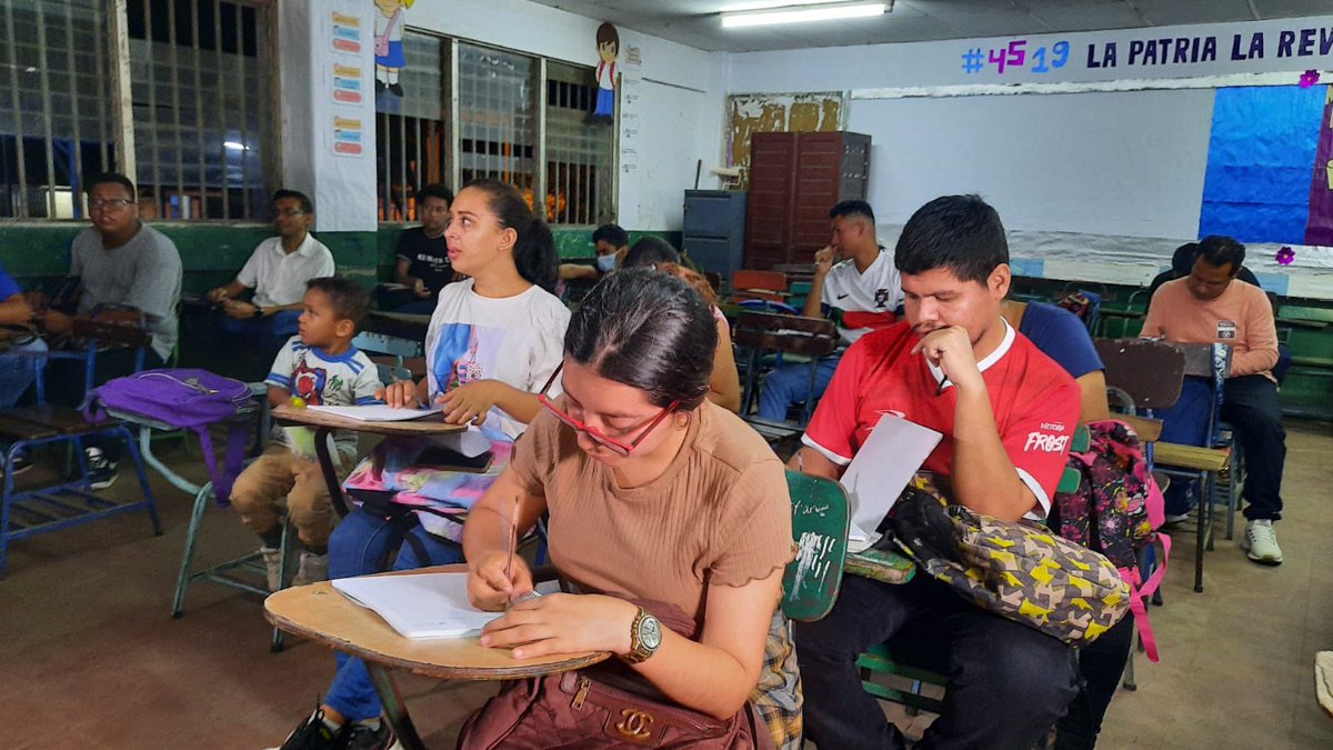 Estudiantes de educación nocturna inician ciclo escolar 2024 en el Centro Escolar Villa Libertad

#AClasesEnBendiciónyVictorias

canal4.com.ni/estudiantes-de…