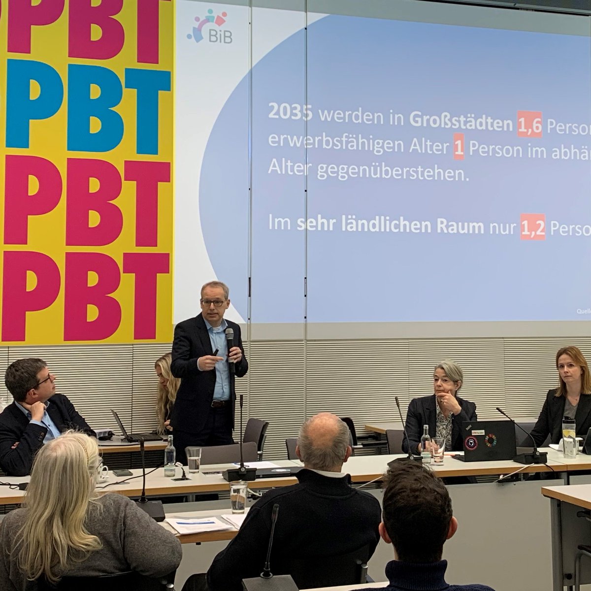 Je ländlicher eine Region in #Deutschland, desto stärker altert perspektivisch ihre Bevölkerung.
#BiB #Alterung|sexperte Sebastian Klüsener (<a href="/demomapper/">Sebastian Kluesener</a>) u. Catherina Hinz, Direktorin <a href="/berlin_institut/">Berlin-Institut</a>, mit wissenschaftlichem Input zum demografischen Wandel bei <a href="/fdpbt/">Fraktion der Freien Demokraten</a>.