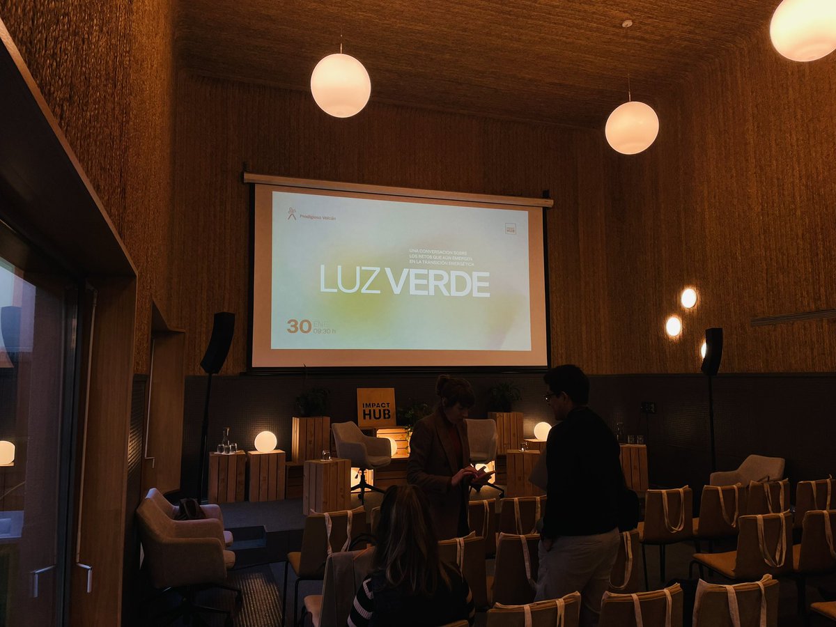 Todo listo en <a href="/ImpactHubMAD/">Impact Hub Madrid</a> para arrancar con #LuzVerde: una conversación sobre los retos que aún emergen en la transición energética ⏩🙌