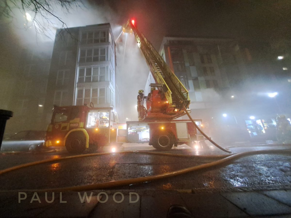 This  morning fire crews from @LondonFire remain on scene at the 20 Pump Fire in Wembley.
A few images from overnight. @LFBControlRoom @LFB_Brent