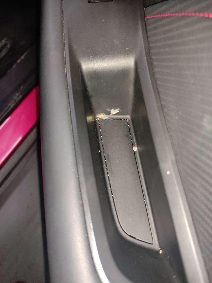 josselogo's tweet photo. @RecordGo ste s el lamentable estado n el q el pasado dia25, me entregaron un vehiculo, lo recogí de noche, obvio que no lo viera y al día siguente ya estaba bastante lejos y son ninguna oficina cercana, parabrisas sucisimo, en fin en marzo tendré que buscar otra empresa, de pena https://t.co/1yaLfQwamW