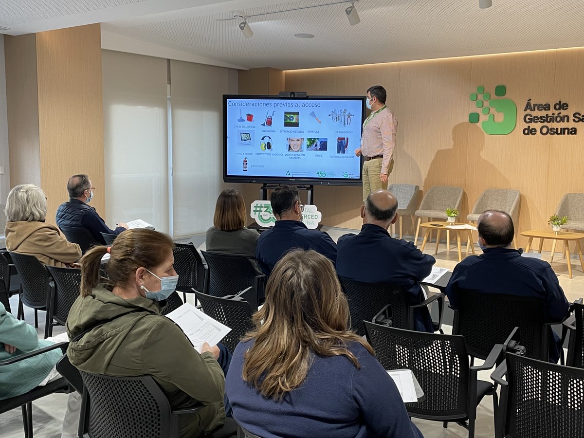 AGSOsuna's tweet photo. 🏥Nuestros profesionales ya se están preparando para el uso seguro de la nueva #ResonanciaMagnética
👉La Unidad de #PRL del @AreaOsuna está formando al equipo de limpieza, celadores, mantenimiento y técnicos de radiodiagnóstico para la prevención de riesgos en el acceso a la sala https://t.co/QieRfJTLgA