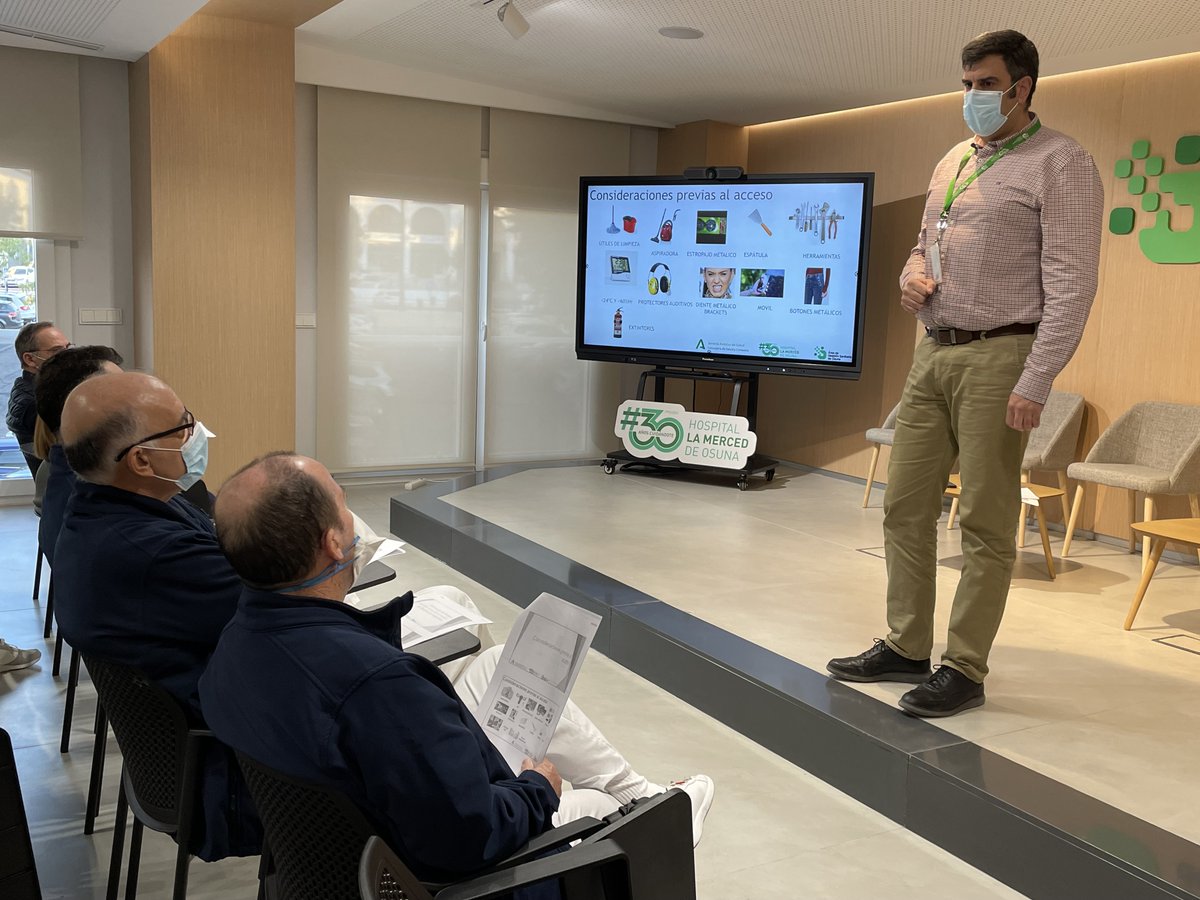 AGSOsuna's tweet photo. 🏥Nuestros profesionales ya se están preparando para el uso seguro de la nueva #ResonanciaMagnética
👉La Unidad de #PRL del @AreaOsuna está formando al equipo de limpieza, celadores, mantenimiento y técnicos de radiodiagnóstico para la prevención de riesgos en el acceso a la sala https://t.co/QieRfJTLgA