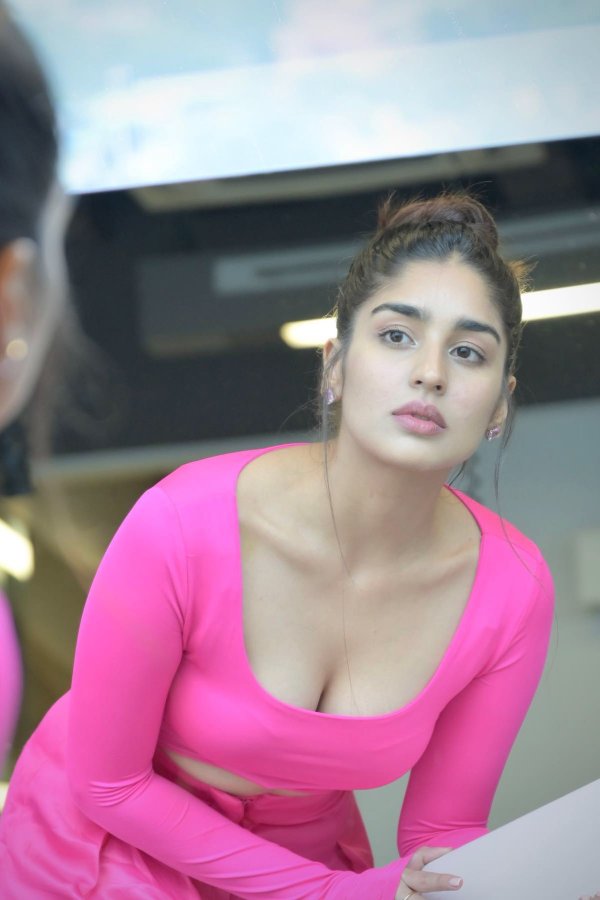 GFE0_oDaQAAo9Oi?format=jpg&name=900x900