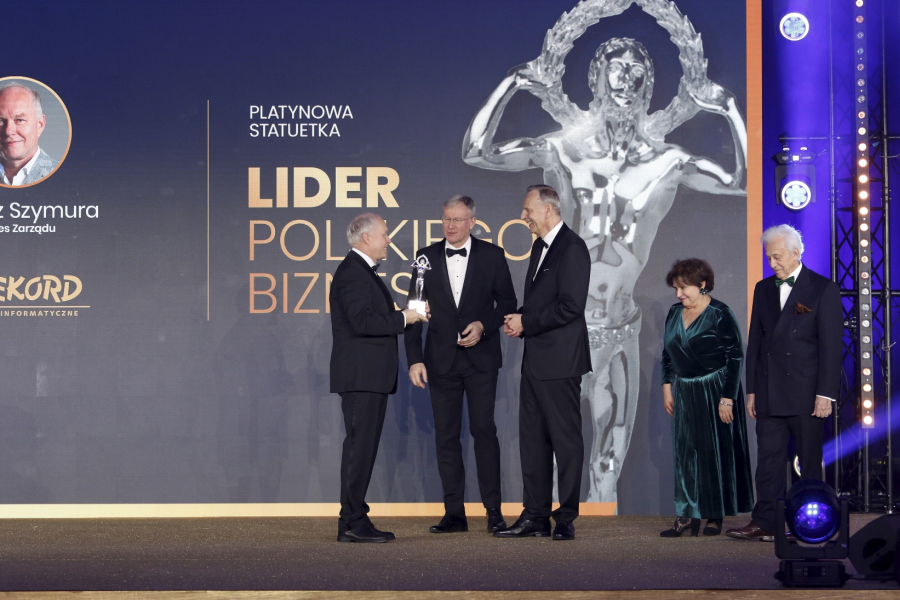 RekordSi's tweet photo. 27.01. Prezes Janusz Szymura odebrał Platynową Statuetkę Lidera Polskiego Biznesu @BCCorg za wyjątkowe osiągnięcia biznesowe. 
- Platynowa Statuetka to jedna z najważniejszych nagród, jakie otrzymaliśmy w historii firmy - mówił Prezes. Więcej: https://t.co/PaXxSYeLWx https://t.co/RlFFqZMLO6