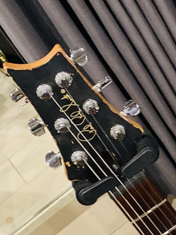 TOMEI_kosuke's tweet photo. 【探しています】

ギターが盗難に遭いました。

この業界でずっと一緒に夢を追ってきた
大切なギターです。

下記の内容をご一読いただき、もし見かけた方や心当たり等ございましたら、どんな些細な手掛かりでも構いませんので、ご一報いただけますと幸いでございます。

皆様、ご協力の方何卒よろしくお願い致します。