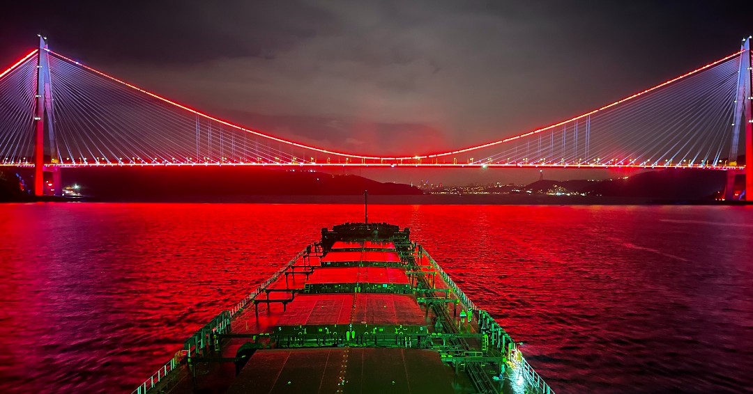thenamaris's tweet photo. SEADUTY, a Kamsarmax bulk carrier, navigating the Bosporus Strait, connecting continents and cultures.  #thenamarisconbulk #sealife #maritime 📷: Sokratis Pitsikalis https://t.co/N3YSdD2Ry8