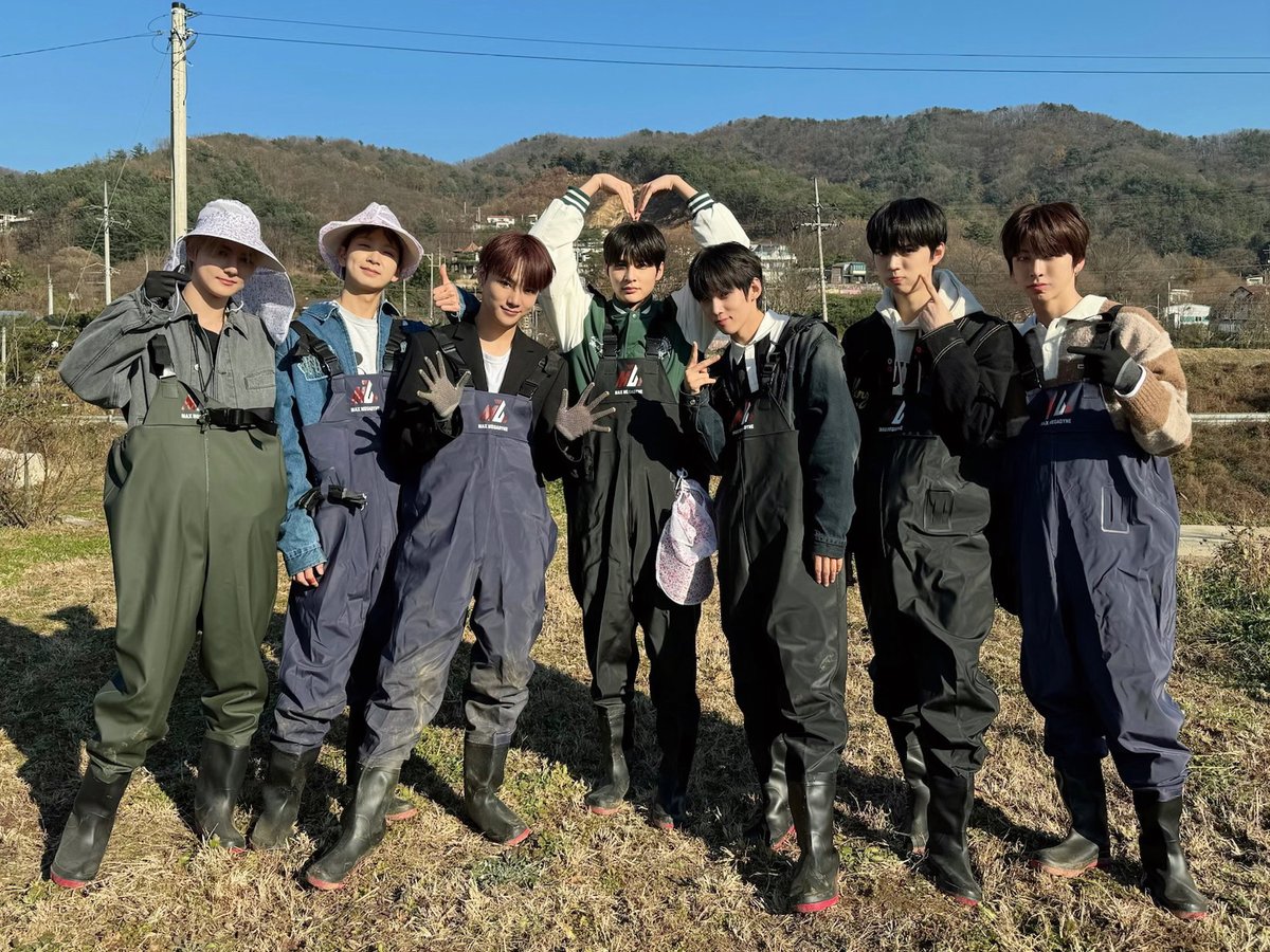 _AMPERSANDONE_'s tweet photo. [📸] BOY MANSION (뽀이맨숀) EP.04 고추밭에서 생긴 일 (What happened in the farm)

🔗 https://t.co/vwJ0DBsU2d

#앰퍼샌드원 #AMPERSANDONE #BOYMANSION #뽀이맨숀 https://t.co/nmwhAogNGN