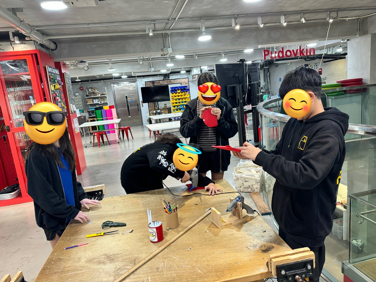 CoraEdTech's tweet image. Had a blast leading a sustainable red envelope project in #Chinese classes. Students explored cultural significance while brainstorming eco-friendly fixes to the waste. Their #creativity in this #makered activity was off the charts! #edtech #SustainableCulture #Innovation