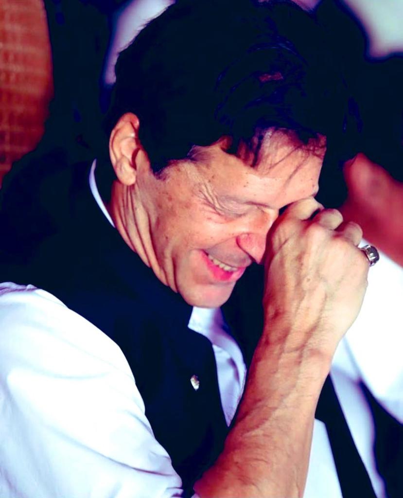 فیصلہ سناتے وقت بزدل جج عمران خان سے نظر نہ ملا سکا
اور عمران خان صاحب فیصلہ سنتے وقت مسکراتے رہے

ریٹویٹ کرتے جاو 🔥🔥