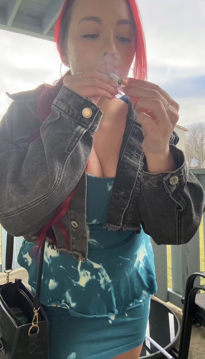 candy_redxx's tweet photo. Chaining like this… is it hot or not?

#chainsmoker #smoker #chainsmoke #capnolagnia #smokergirl #girlssmoking https://t.co/DpKW3bZWcN