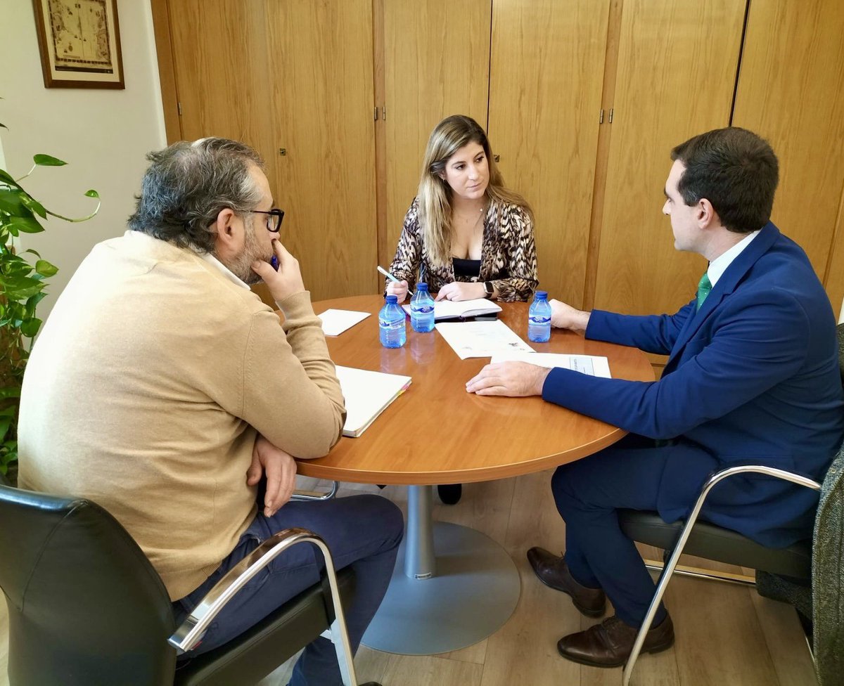 Reunión mantenida entre el Teniente de Alcalde, Roberto Martínez y la Delegada Territorial, Raquel Alonso Hernández. Durante la reunión se han tratado temas como el traslado a la zona de salud del Hospital Rio Hortega, la mejora de la VA-200, poner paradas de autobuses ….