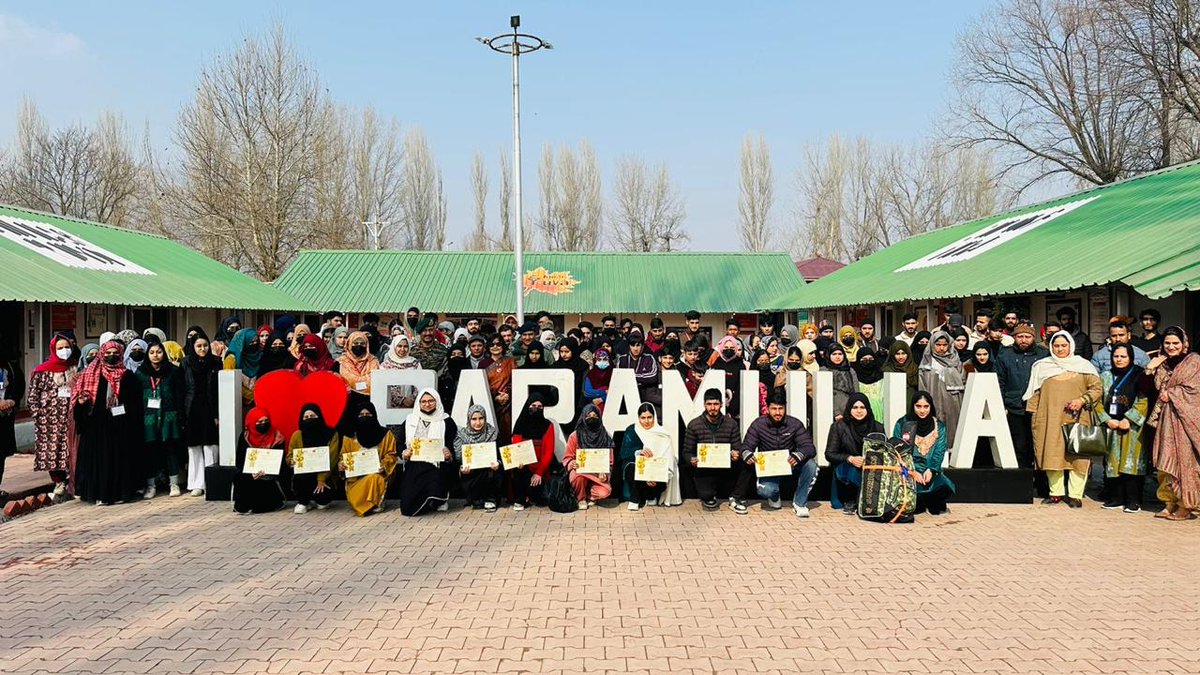 noorirahat2's tweet photo. “Today, we are celebrating the strength, determination, and resilience of women everywhere.” Dagger gunners awarding the certification to women in the field of Horticulture.  
#WomenEmpowerment 
#horticulture 
@RisingKashmir  
@TIAHnews 
@MissHorticultu1  
@Maxwel_Kiptanui https://t.co/Yk4MfUbbLi