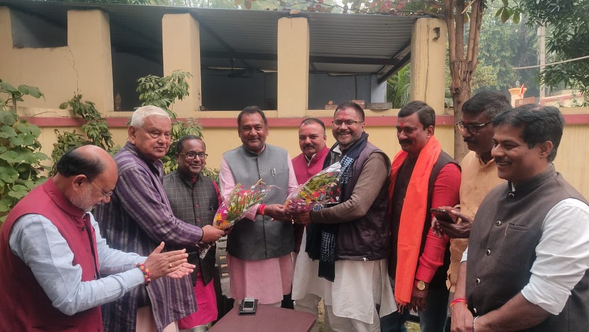 आज धनसार,धनबाद स्थित मेरे आवास पर भाजपा के निवर्तमान महानगर अध्यक्ष श्री चंद्रशेखर सिंह जी एवं निवर्तमान ग्रामीण ज़िला अध्यक्ष श्री ज्ञान रंजन सिन्हा जी को एक सफल कार्यकाल पूरा करने के लिए शुभकामनाएँ दिया।आप दोनों के कुशल अध्यक्षता में धनबाद ज़िला में पार्टी मज़बूत हुई।आप दोनों