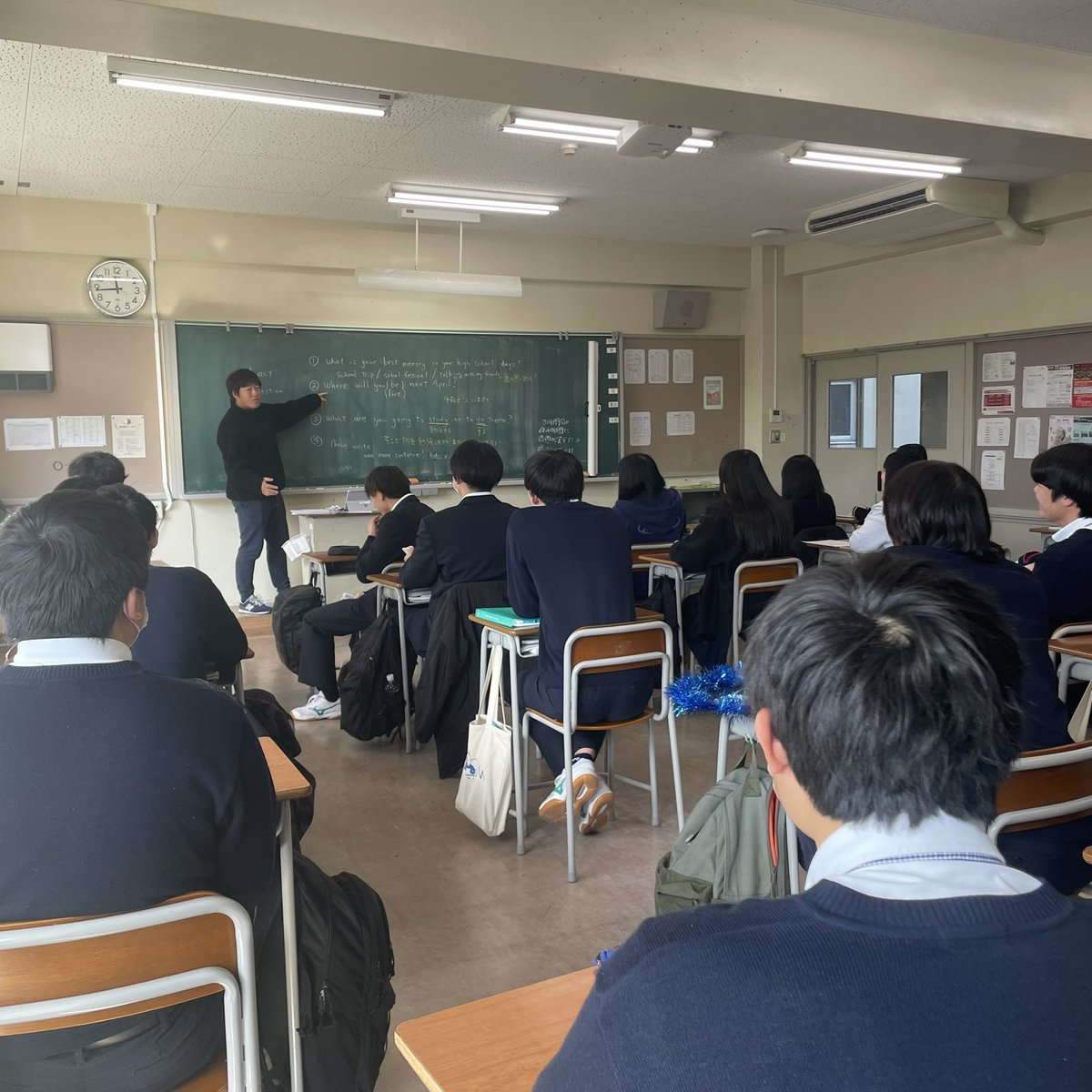ohtorigken's tweet photo. 3年生最終登校日🏫🌸

登校できる生徒は実際に登校し、登校が難しい生徒はオンラインで授業を行いました。 https://t.co/bMZHiRyLac