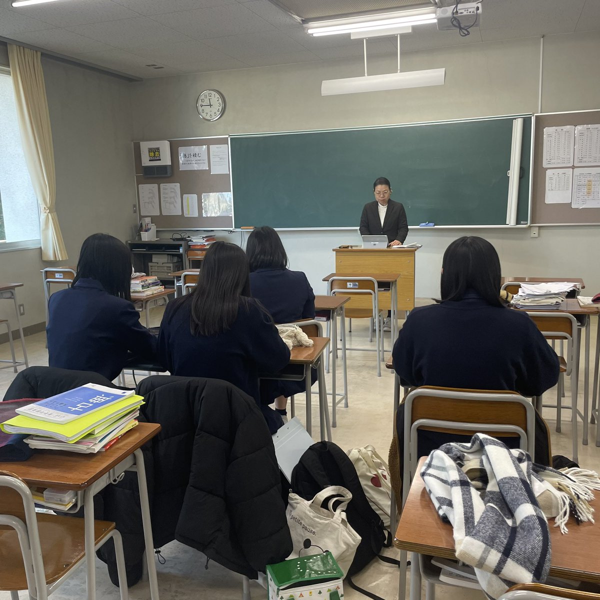 ohtorigken's tweet photo. 3年生最終登校日🏫🌸

登校できる生徒は実際に登校し、登校が難しい生徒はオンラインで授業を行いました。 https://t.co/bMZHiRyLac