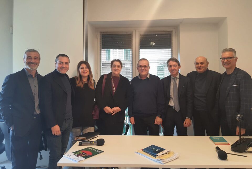 vditrapani's tweet photo. Il protocollo d'intesa firmato da @FnsiSocial e @avvisopubblico è un protocollo per la Costituzione, per la legalità e per la democrazia.

Servono iniziative di formazione su tutto il territorio.

Grazie @sgcampania per aver ospitato il primo appuntamento

https://t.co/FJa9eycQq3 https://t.co/p2rfwBkl5c