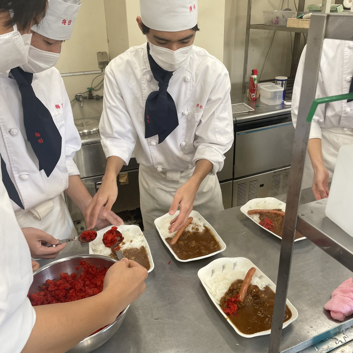 ohtorigken's tweet photo. ���理科の生徒がみんなを元気づけるために何かしたいと、昼食を振舞ってくれました。
飲料水がまだ十分ではない中で試行錯誤を繰り返し、頑張ってくれました。 https://t.co/c88Zx6llKn