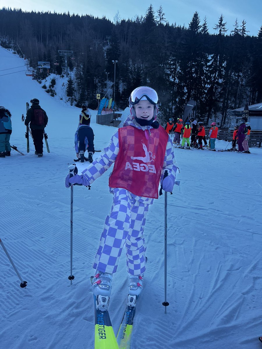 The ‘Ice Breakers’ are up and ready for their second day of skiing! Smiles all round for this brilliant bunch! ❄️⛷️ #vlastinaski