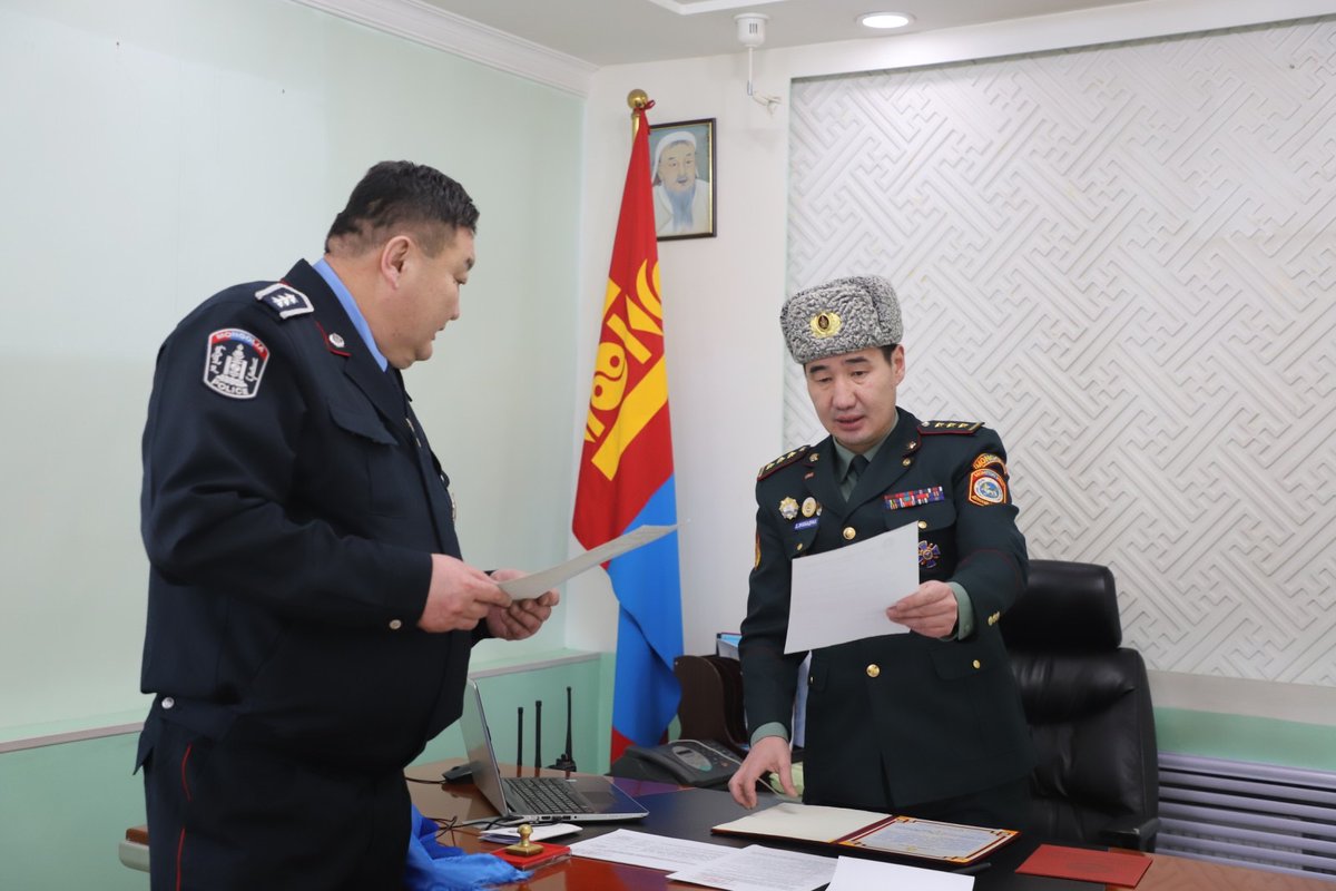 internal_troops's tweet photo. Цагдаагийн ерөнхий газрын дарга, дотоодын цэргийн командлагчийн 2024 оны Б/93 дугаар тушаалаар цагдаагийн хурандаа Д.Манлайбаатарыг Дотоодын цэргийн 05 дугаар ангийн захирагчаар томилсонтой холбогдуулан  ажлыг хүлээлцүүлэх, байлдааны туг хүлээлгэн өгөх ажлыг  зохион байгууллаа. https://t.co/WrRRrAEzQX