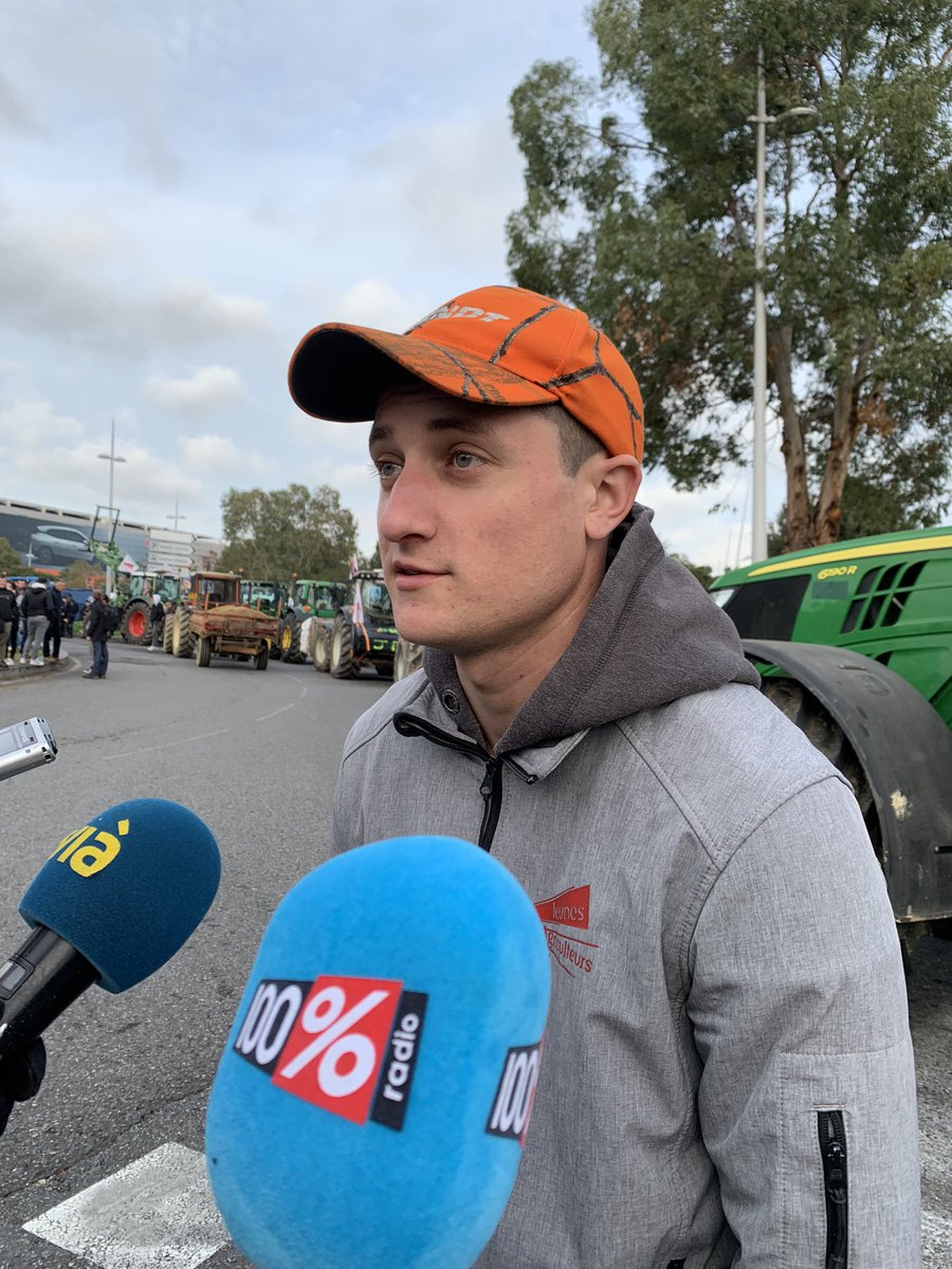 🔴Dorian, un porte parole des agriculteurs mobilisés sur le blocus de l’<a href="/aeroport_tls/">Aéroport de Toulouse</a> prévient « la menace de bloquer Toulouse est réelle » s’ils ne sont pas entendus. 🚜 une 20aine d’engins sont disposés sur le rond point devant l’aéroport. Une cinquantaine supplémentaire pourra