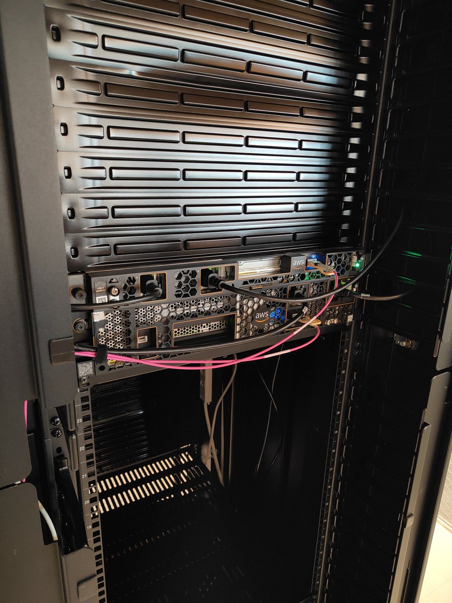 csdesign1018's tweet photo. AWS Outposts サーバーは、無事イベントから帰ってきました。目黒オフィス17階で、ご覧いただけます。
デモなどは御社担当営業まで、ご相談いただけると幸いです。#aws #aws_japan #aws_outposts https://t.co/DvUdXqQ163