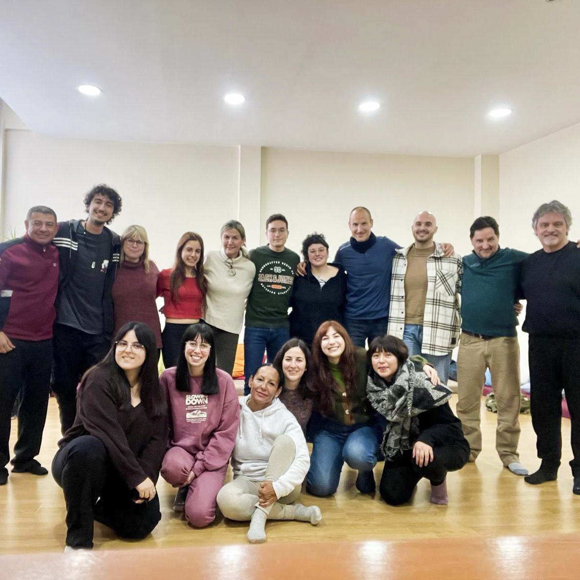 CVaPsicoterapia's tweet photo. ACTIVIDAD// Nueva promoción de Formación en Psicoterapia Gestalt inicia su proceso de desarrollo personal con fines personales y profesionales. ¡Bienvenidos!
#formaciongestalt #practicaspsicologia #UNED #gestalt #cvap #CVAP #psicologiaValencia #Psicología #UniversidaddeValencia https://t.co/MlG4uYCvC8