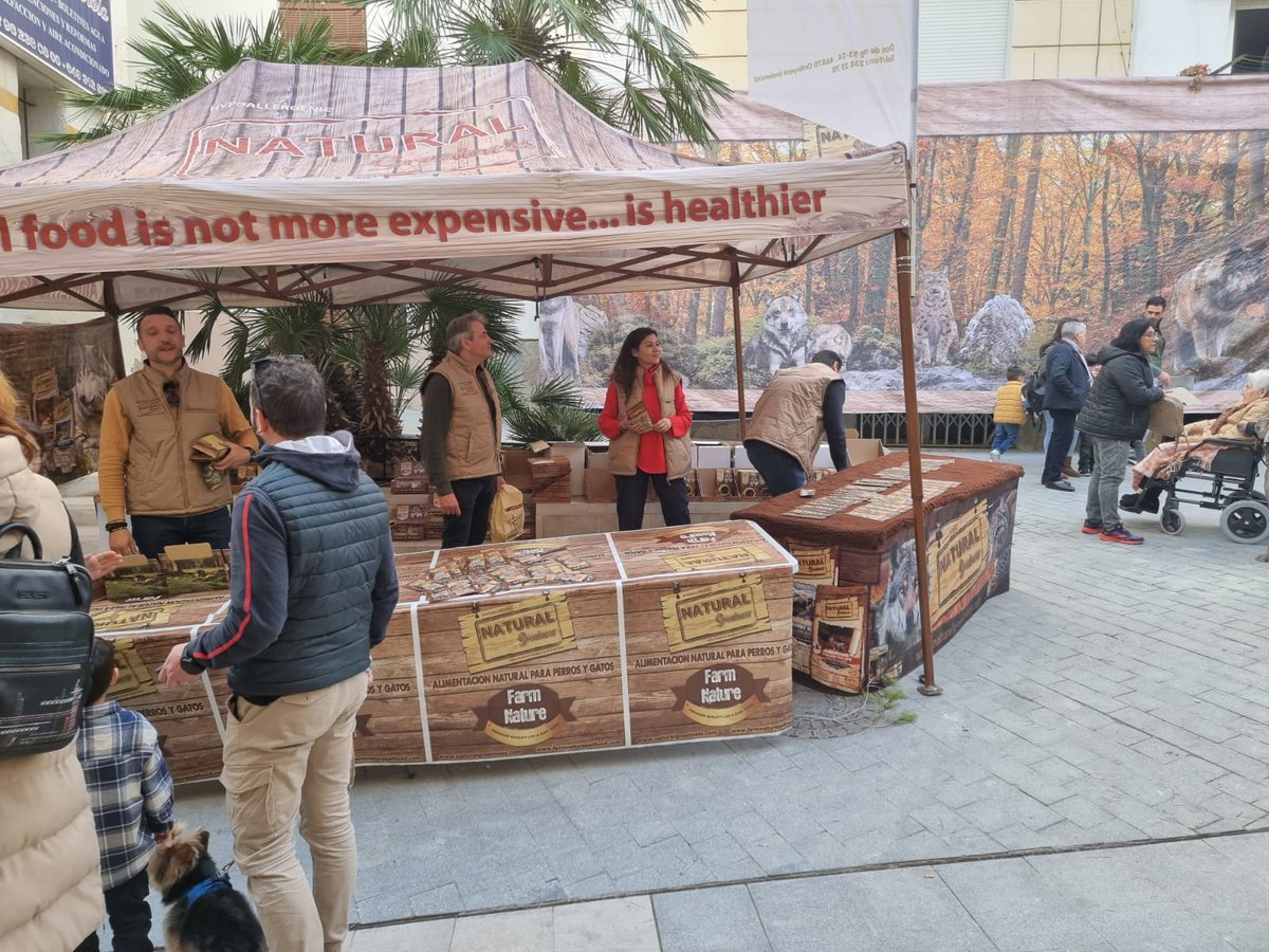 El pasado sábado, estuvimos participando en la festividad de Sant Antoni de Ontinyent junto a l'ARCA repartiendo obsequios a todo los compañeros peludos que se acercaron y sus humanos ¡Nos vemos el próximo año para más momentos especiales con nuestras queridas mascotas!🐾✨