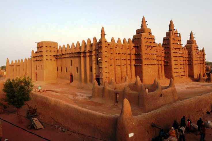 afromorphism's tweet photo. The Great Mosque of Djenne 

📍 Mali

Recognized as the largest mud-brick building in the world, this mosque is a UNESCO World Heritage Site. Its unique architectural features include large torons (wooden beams) projecting from the facade and palm wood sticks jutting out, https://t.co/puK76U5ZHJ