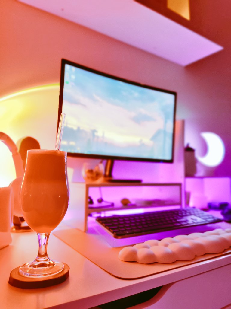 staydott's tweet photo. this nights vibe, with ice coffee that zlayerplayer made 🤎✨☁️

(#desksetup, #cozyvibes, #whiteaesthetic, #moonlamp, #mxmaster, #aesthetic) https://t.co/5vNJimfABY