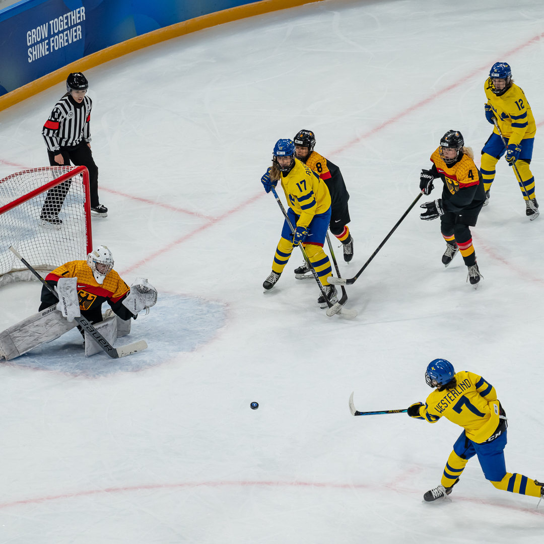 Sverige är klara för ishockeyfinal på ungdoms-OS i Gangwon! Svenskorna utklassade Tyskland med 6-1 i semifinalen. 👊🇸🇪🙌 brnw.ch/21wGv2N #sweolympic #gangwon2024 Foto: OIS #svenskaspel och #uniqlo