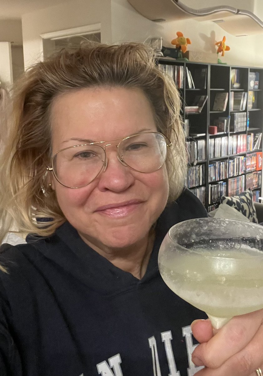 AudreySaunders's tweet photo. Seattle’s giving Murray a 21-Gun Salute tonight. Let’s all toast him from our ends as well 🙌🏻🥂♥️���️💙💚💜💛🌟🌟🌟🌟🌟#LastWord #MurTheBlur #MurrayStensonMemorial #WorldWideHero  #TheBest #TheGOAT https://t.co/6OJswBdCV7