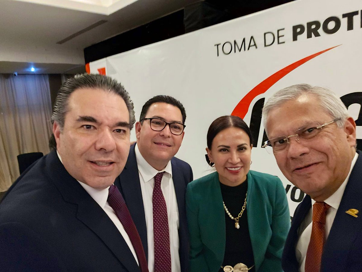 🌷Agradezco al <a href="/IMEFOficial/">IMEF Oficial</a> y a Domingo Figueroa la invitación a platicar sobre el panorama económico 2024 en la toma de protesta del grupo Laguna.