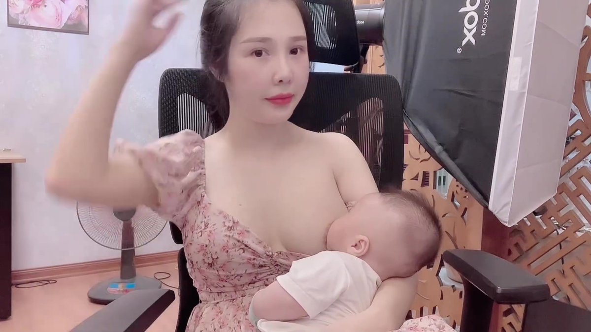 nhungsinglemom's tweet photo. #beautiful #breast... https://t.co/ORFduWHaRv via @YouTube 
Feeding a Baby with Pretty Mother #trending #singlemom https://t.co/4apCIWFrNm
