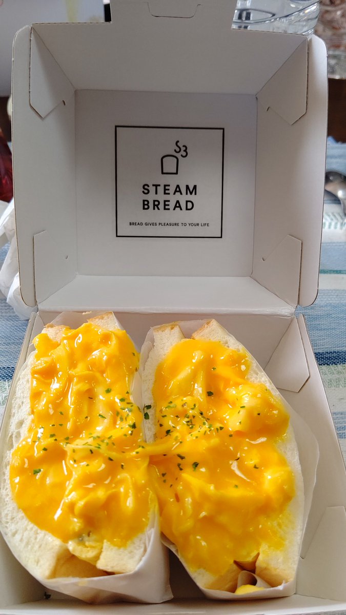 math_weather_10's tweet photo. 久々に、 #SteamBread 買いに行ってきました。
私は勝手に、世界一美味しい「生」食パンのお店だと思っています。
オムレツサンドも、めっちゃ美味しいのです。
ほんと、毎日食べたいぐらいの美味しさです！！
満足感がハンパない、美味しすぎる(*≧ω≦)
#生食パン https://t.co/H5H1JQbe7g