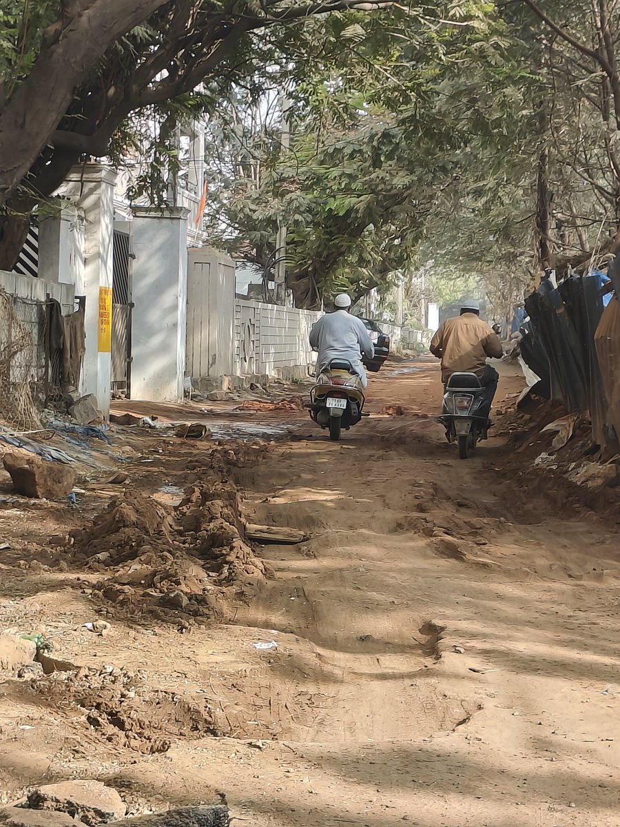AM_AMAN28's tweet photo. మీ రాక కి మా రోడ్లు మీ పోలీసులు ఒక రాత్రిలో ముస్తాబు అయ్యాయ @TelanganaCMO @revanth_anumula గారు, మీరు మా విధికి కూడా విచయసిఉంటే అవి కూడా క్షణంలో బాగా అయిపోయేది
@TelanganaCOPs @sholangerhouse @CommissionrGHMC @GHMCOnline @INCTelangana @RahulGandhi  @KTRBRS #langarhouse #Hyderabad https://t.co/f2FqOahRaG