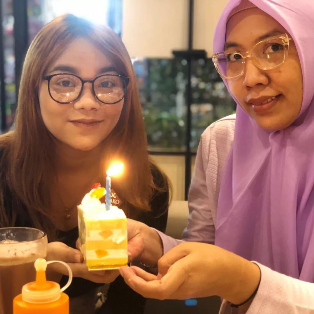 happy late birthday tania widya agustina hehehe bayar dong utang lu yang hasil nipu tiket coldplay itu 🫰🏻😊😊

cie tante wediastuti ikut masuk frame jg nih, kemaren kok lepas tangan sih tante?? padahal kan masih sering upload sama anak kesayangan😣

#zonauang #penipu #scam